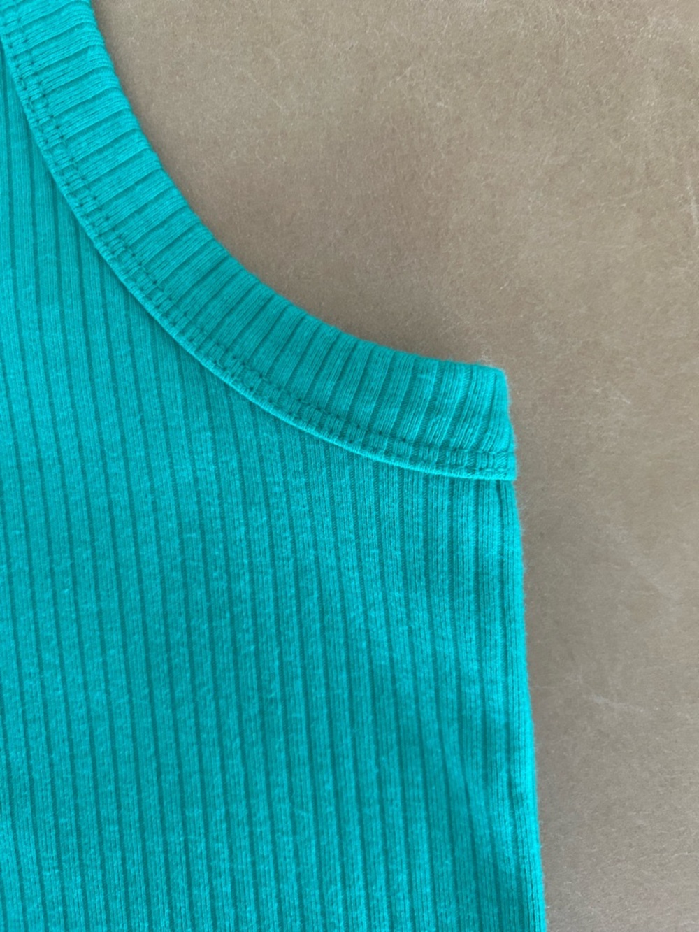 Gap Women’s High Neck Ribbed Tank
Delux Kelly Green
Large - Picture 4 of 10